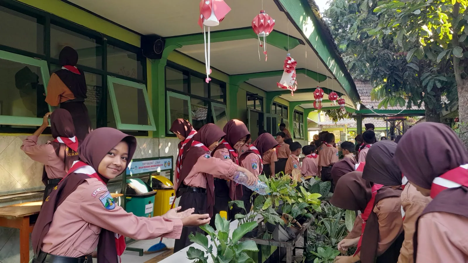 Siswa-siswi SMPN 1 Gurah bergotong royong dalam Jumat Bersih Adiwiyata